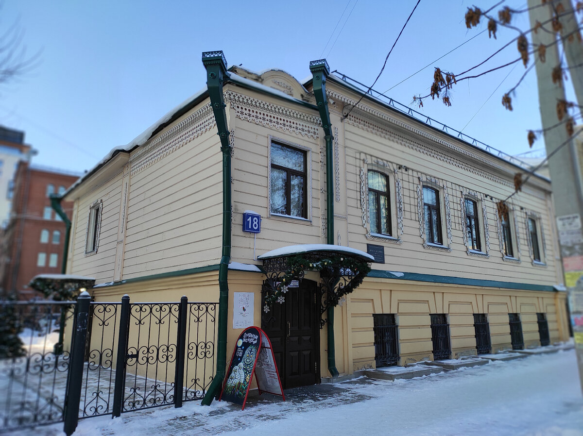 Дом - объект культурного наследия областного значения. Здесь жил высокопоставленный чиновник горного ведомства Екатеринбурга 