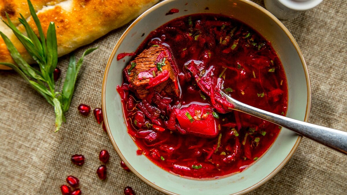     Самый нитратный овощ — свекла. В Европе ее считают условно съедобной. Поэтому борщи — далеко небезопасное блюдо. Часто высокое содержание нитратов в арбузах, благодаря химическим удобрениям. К земле до сих пор советское потребительское отношение. Химией полили — и готово!