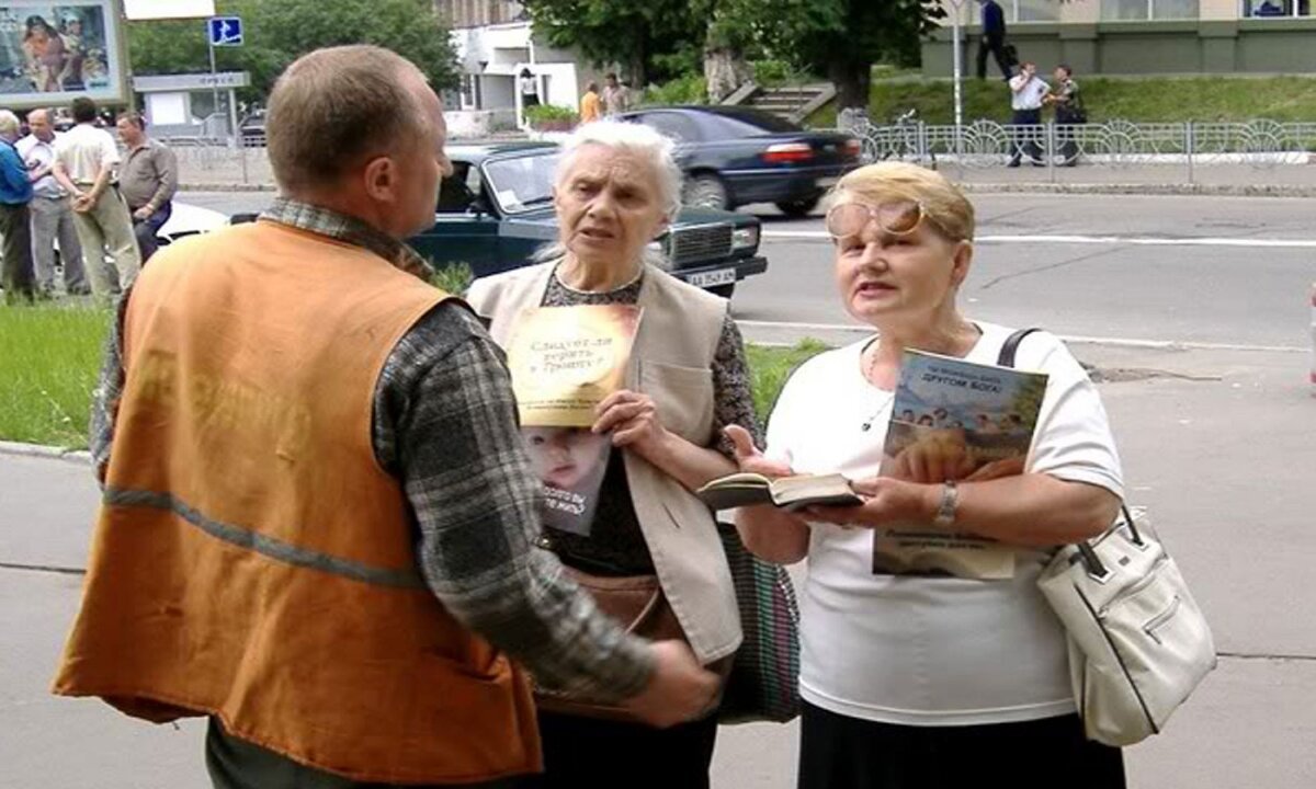 Когда-то свидетели сторожевой Башни свободно ходили по улицам, отрабатывая свои часы для отчетов.