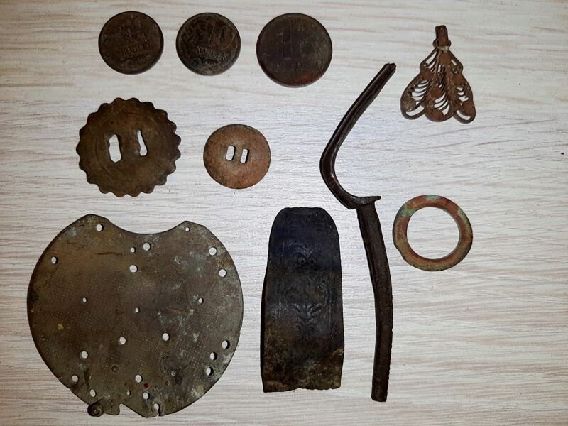 По традиции фото всех моих находок, огромную коллекцию пробок от водки, я фотографировать не стал. Подвеска - посеребрянная медь