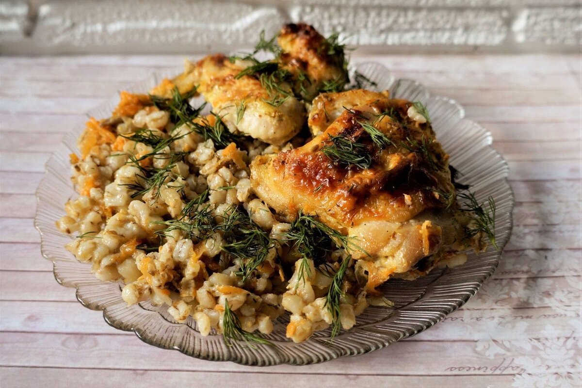 Пример моего сбалансированного обеда. Перловка с курочкой, за кадром свежая зелень, овощи с заправкой из кунжутного масла и соевого соуса