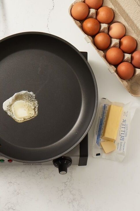  Нет ничего лучше, чем тарелка, полная пышной яичницы—болтуньи - лучшая из наших любимых идей для легкого завтрака.-2