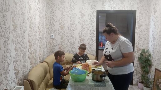 Готовлю обед вместе со своими помогаторами👩‍👦‍👦😊🥘