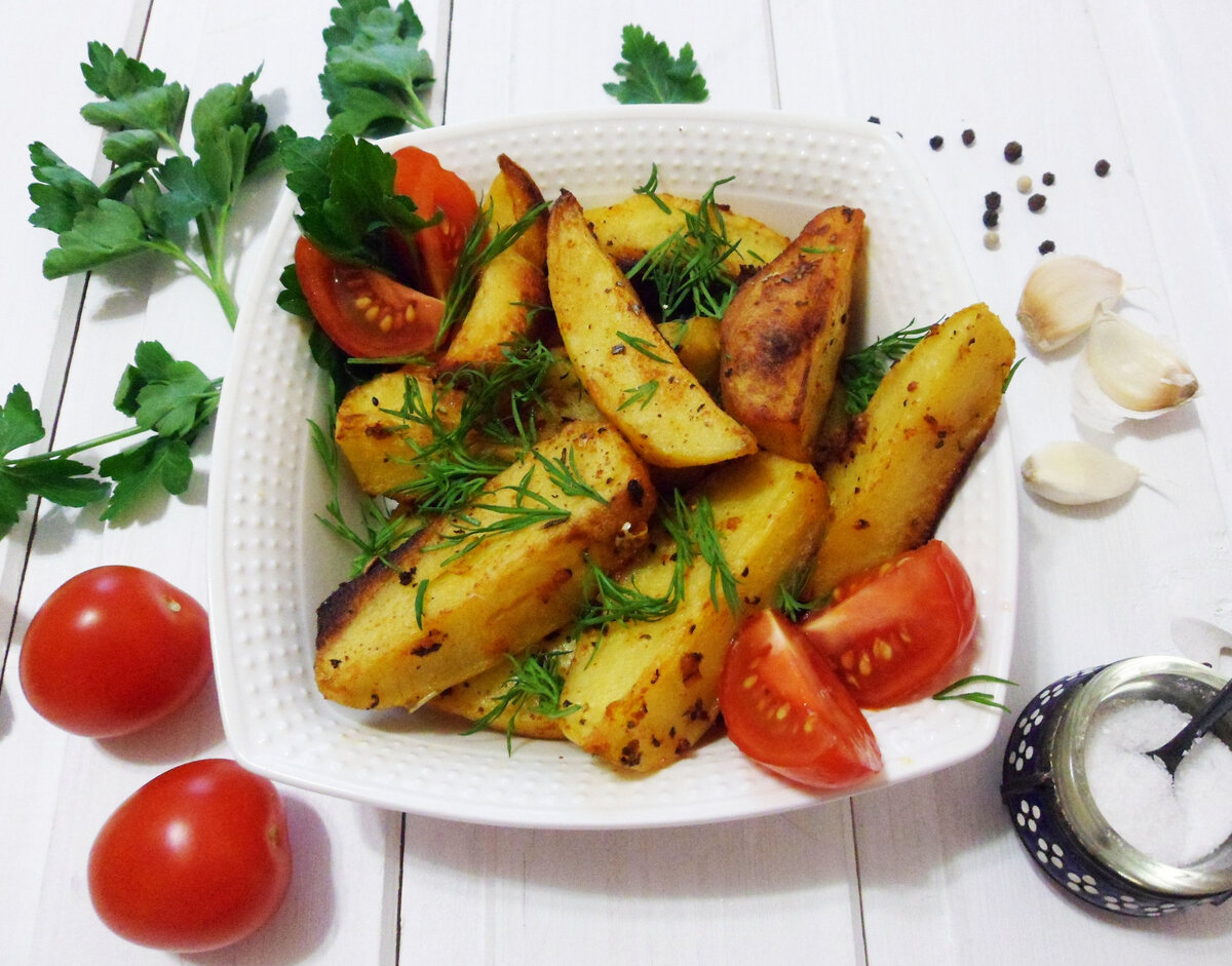 Хочу поделиться с вами очень простым рецептом запеченной в духовке картошки со специями. Такой картофель послужит отличным гарниром к мясу, рыбе и дополнит любой овощной салат.