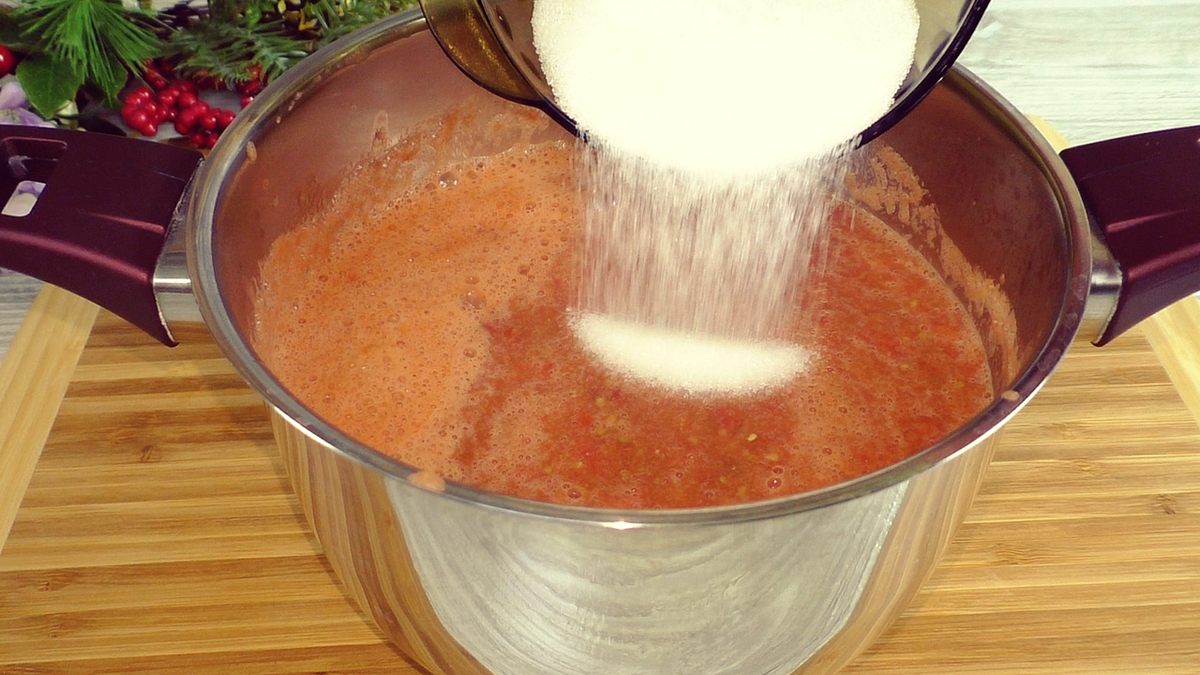 1 заготовка - отличная альтернатива покупным томатам в собственном соку.
Рецепт:
Помидоры в банку
Для 1.5 литра томатного пюре (+/-) 1.5 кг помидоров
Соль 1 ст. л.-3