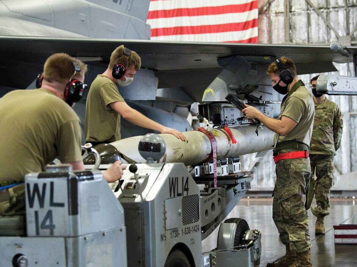    Военнослужащие ВВС США закрепляют ракету AGM-88 HARM на F-16 Fighting Falcon© Фото : U.S. Air Force / Airman 1st Class Leon Redfern