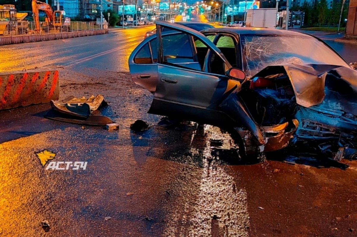    В Новосибирске автомобиль загорелся после ДТП в Октябрьском районе