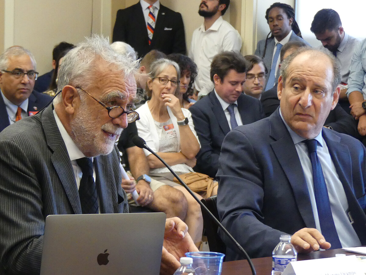 Луис Морено Окампо на слушаниях в Конгрессе. Фото: armenianweekly.com