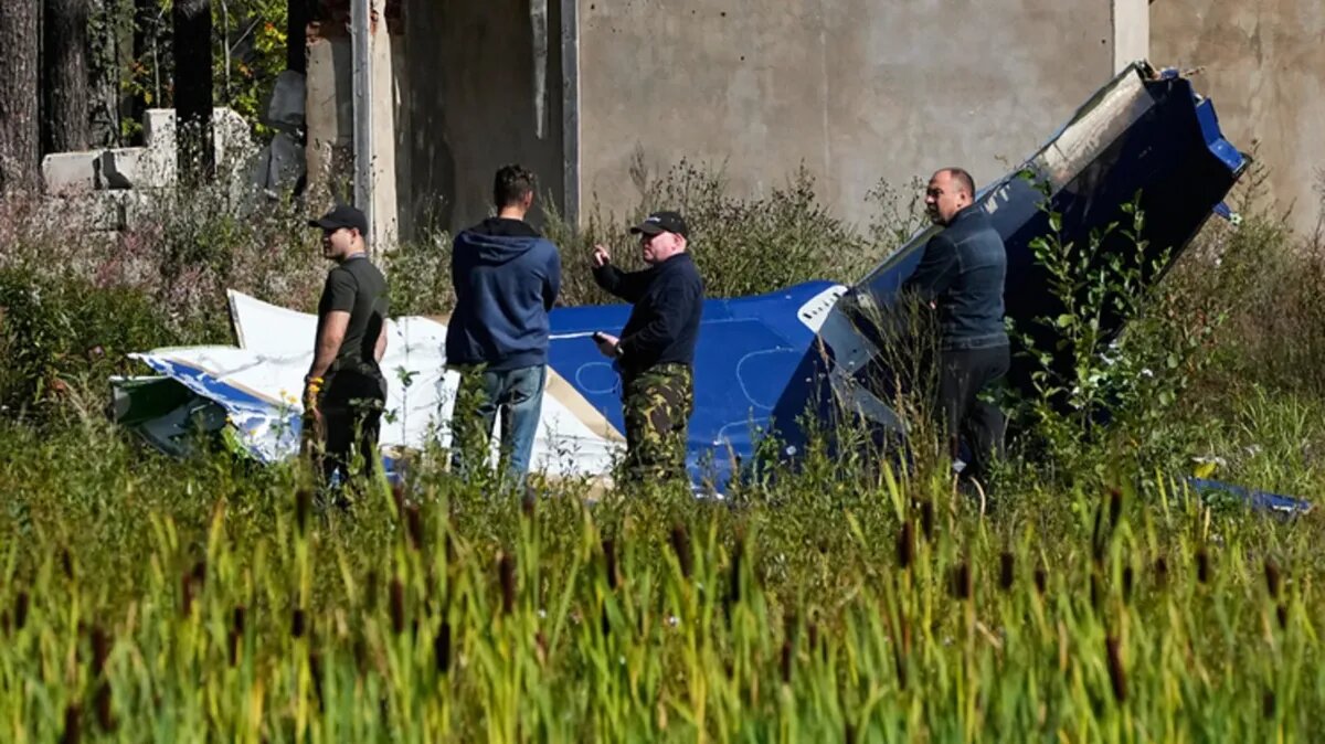 Ошибка пилотирования, технические неполадки и внешнее воздействие - основные версии трагедии. Фото: АР