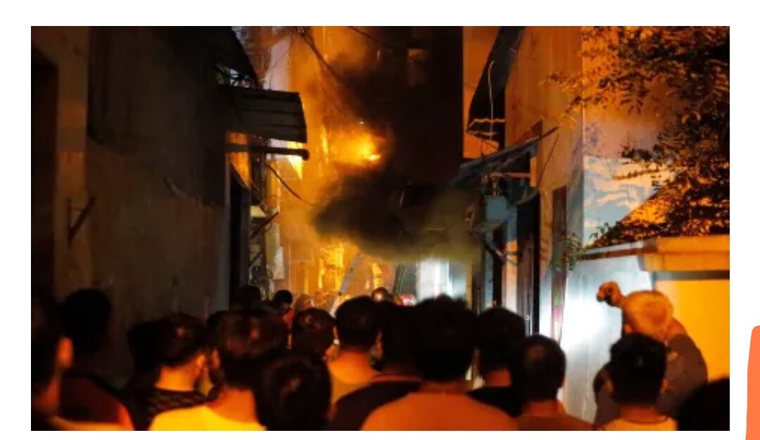 По данным официального Вьетнамского агентства новостей (ВНА), пожар вспыхнул посреди ночи в здании, в котором проживало 150 человек, но был локализован к 2 часам ночи по местному времени.