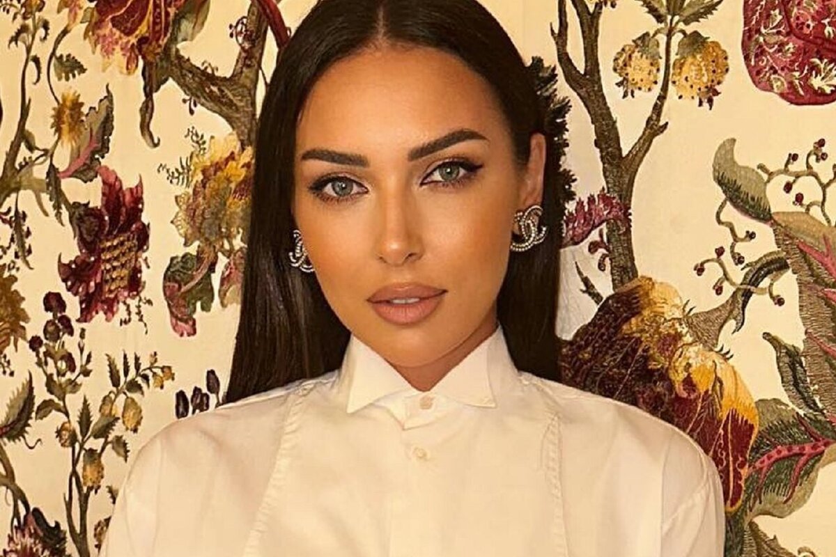     «Смотрите, это автопортрет. Похожи?»: певица Алсу впервые показала свою картину