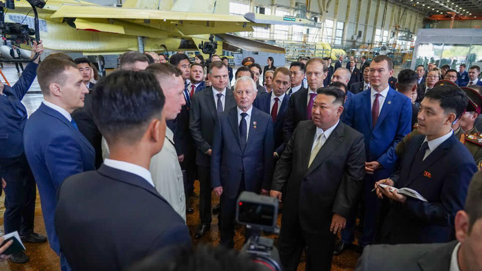 Фото: телеграм-канал Михаила Дегтярева📷Лидер КНДР Ким Чен Ын (в центре справа), министр промышленности и торговли РФ Денис Мантуров (третий справа на втором плане), министр природных ресурсов и экологии РФ Александр Козлов (четвертый справа на втором плане) и губернатор Хабаровского края Михаил Дегтярев (второй справа)