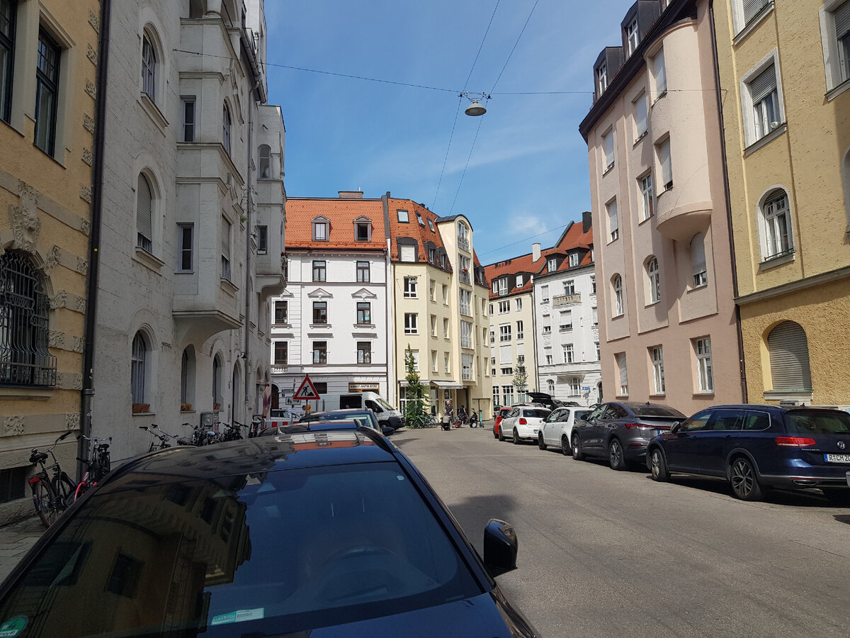 Наша улица. Наш дом белый слева. Мюнхен