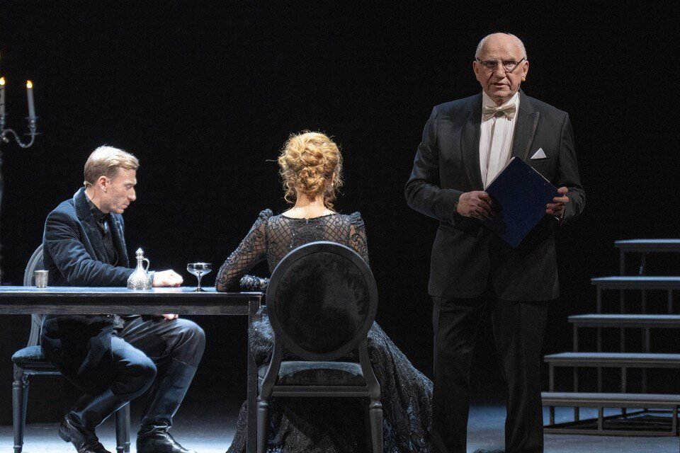    Валерий Баринов вышел на сцнеу самарского драмтеатра. Фото: Александр Крылов