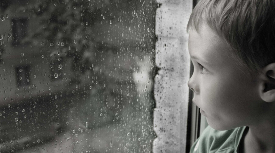 Грустный мальчик в окне. Грустный ребенок. Мальчик у окна. Грустный мальчик. Мальчик плачет у окна.