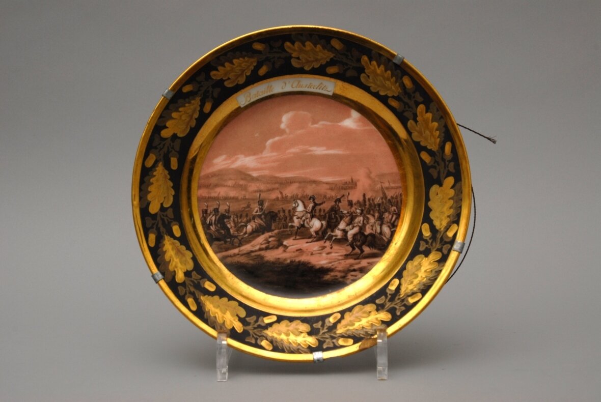 Тарелка с изображением Аустерлицкого сражения, первая четверть XIX в.Фарфор, надглазурные крытье и роспись, позолота, цировка