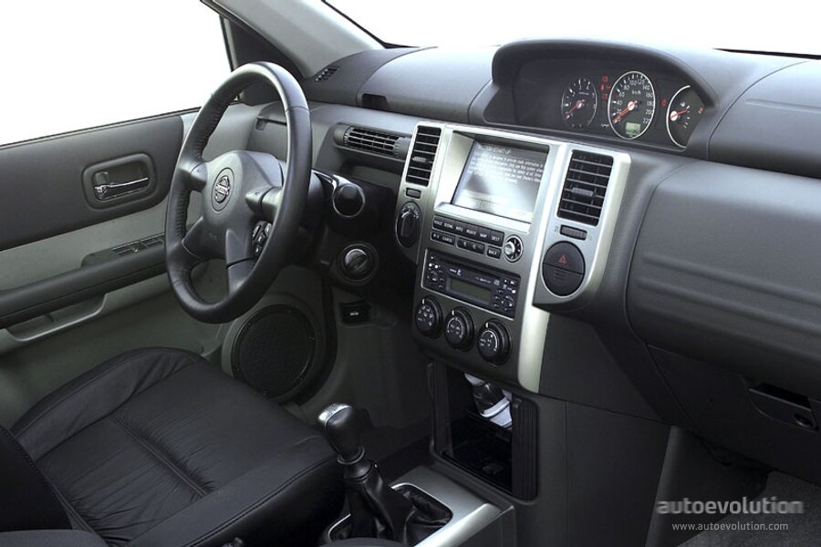 Внутреннее убранство Nissan X-Trail 2004-2005 года
