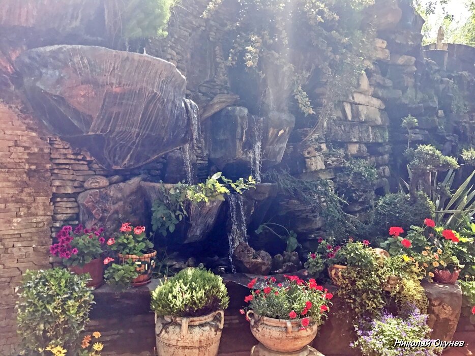 1. Благоустройство территории на Пластунской улице около здания развлекательного клуба.