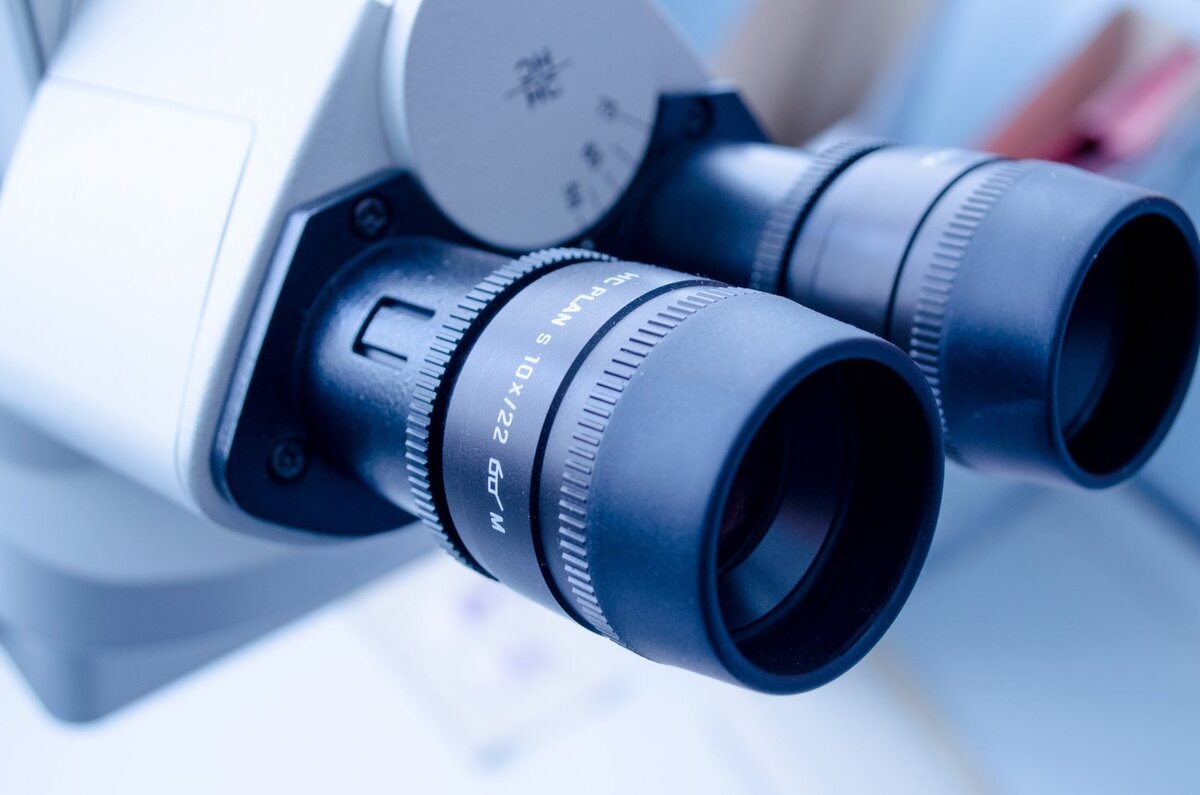 https://images.pexels.com/photos/267596/pexels-photo-267596.jpeg?cs=srgb&dl=background-binoculars-black-267596.jpg&fm=jpg