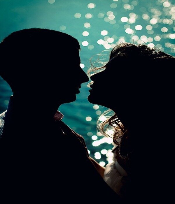 https://cdn.pixabay.com/photo/2017/05/02/10/29/kiss-2277803_960_720.jpg