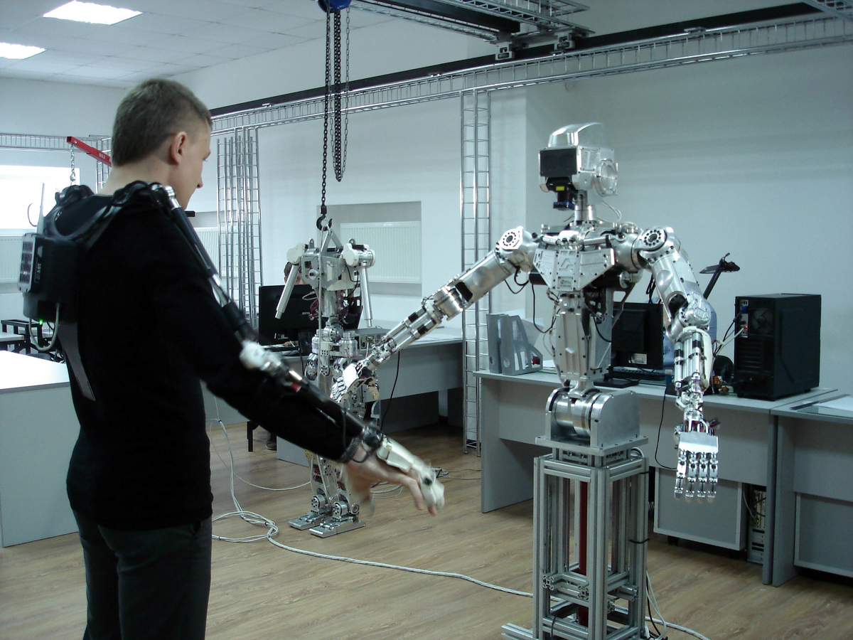 Алиса спроектировала робота ему можно. Проектирование роботов. Разработка робототехника.
