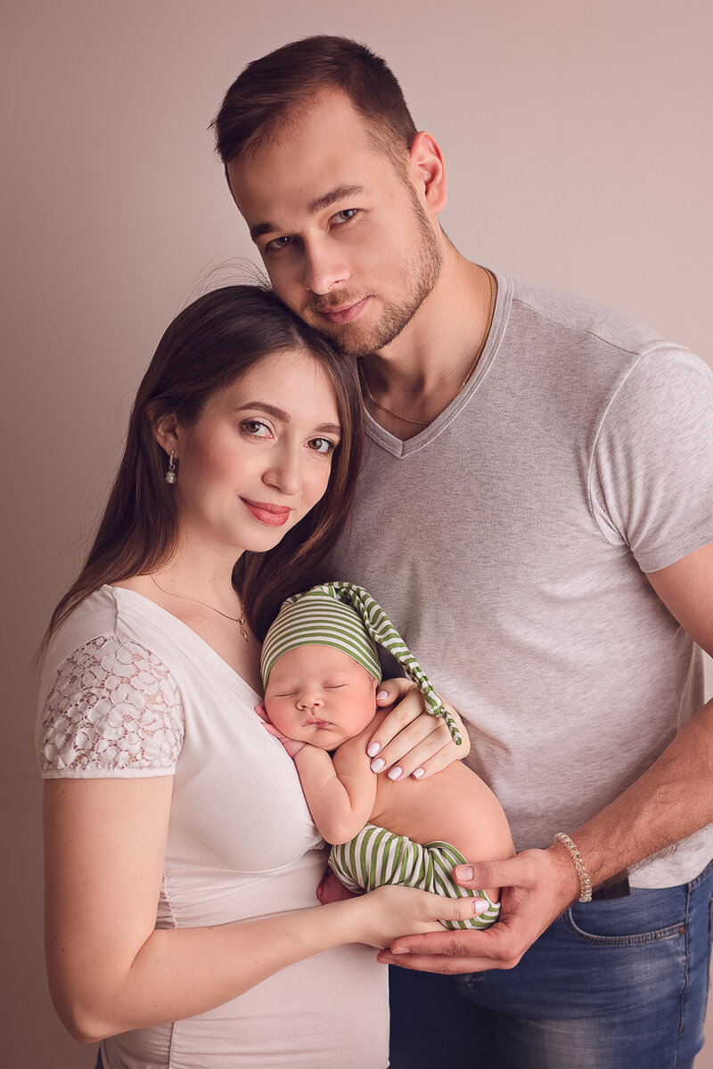 На фото автор канала Мария с мужем и сыном