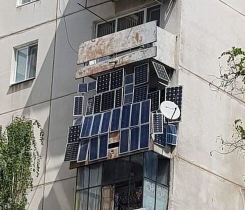 Автор" данной системы  так и не определился . Система из моно и поликристаллического кремния неизвестной мощности.