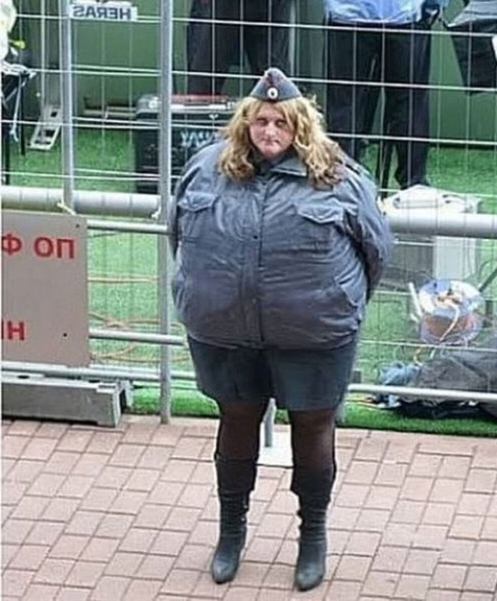 Толстая девушка в форме