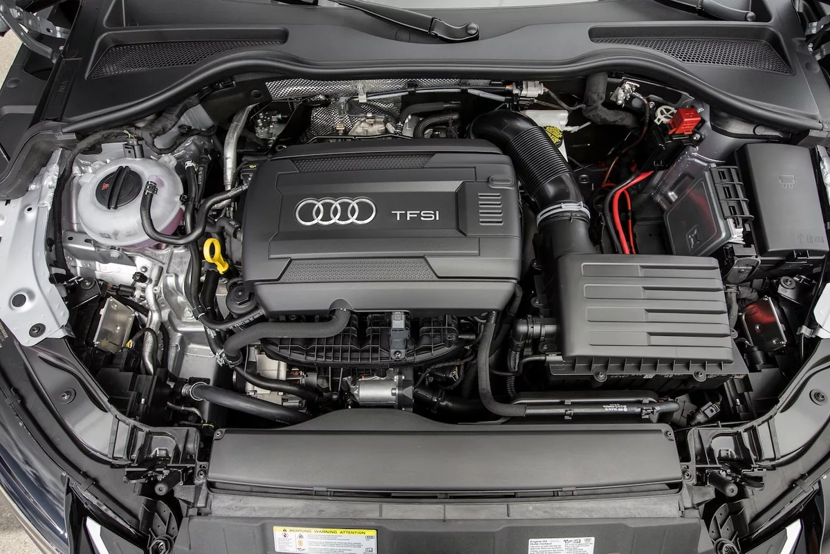 2.2 л 150 л с дизель. Ауди q3 мотор. Audi q3 2.0 TFSI подкапотное. Audi q3 2014 моторный отсек. Двигатель Ауди q3.
