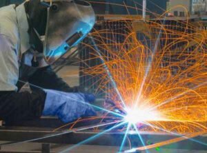 Что делать при ожоге глаз сваркой — помощь в домашних условиях