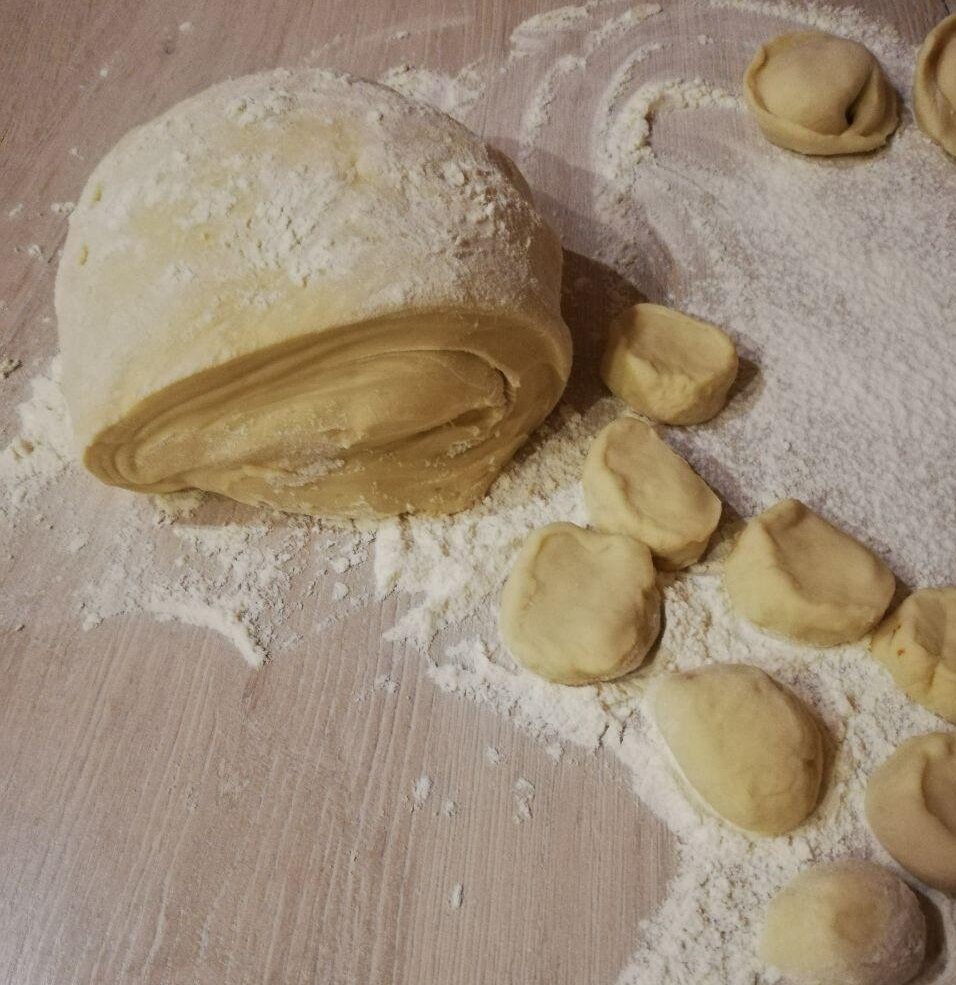 У меня домашние яйца, поэтому тесто получается насыщенного цвета. 