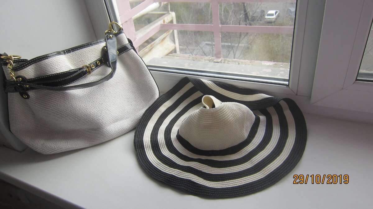 сумка новая  из материала paper,  с отделкой и ремешком  из лакированного кожзама,  купила за 90 руб., шляпа из такого же материала, - 30 руб. Сумка куплена со скидкой 80%, шляпа, - 90%