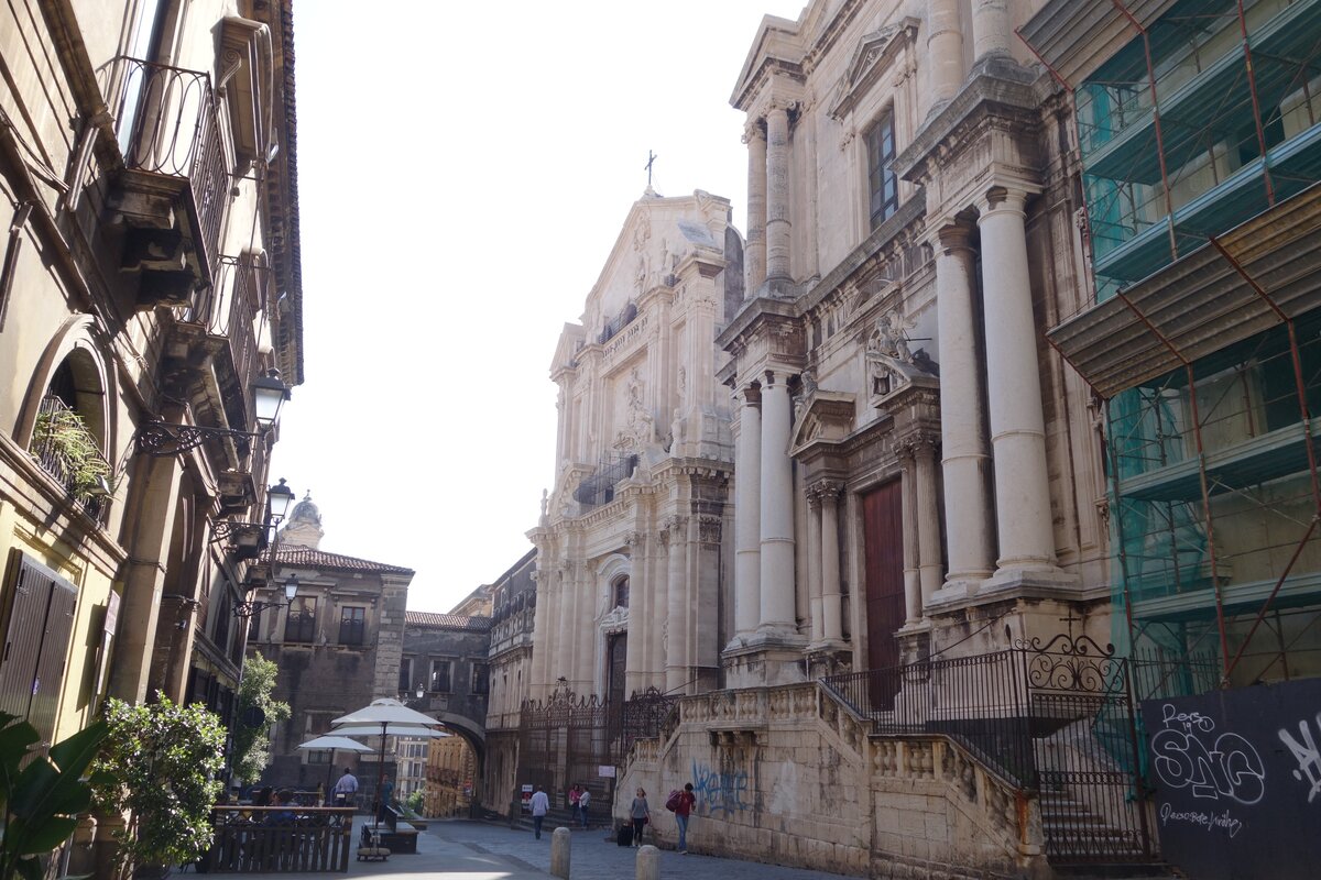 Катания, улица Крочифиери. Фото автора