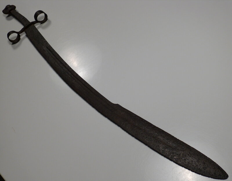 Сабля с S-образной гардой (XV в.).