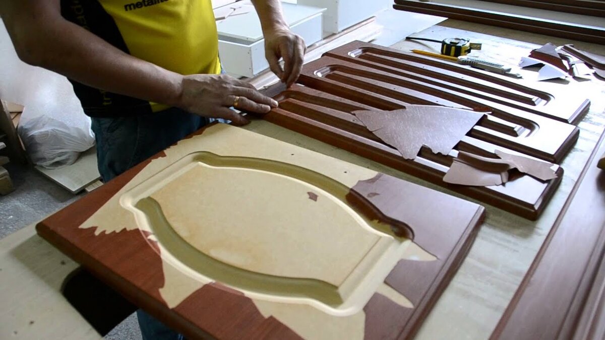 Такую картину наши монтажники видят в каждой кухне с пленочными фасадами