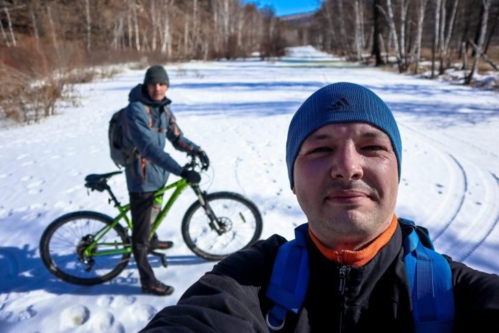Выбрались на замершую реку. Покрышки конечно без шипов, посмотрим что будет.