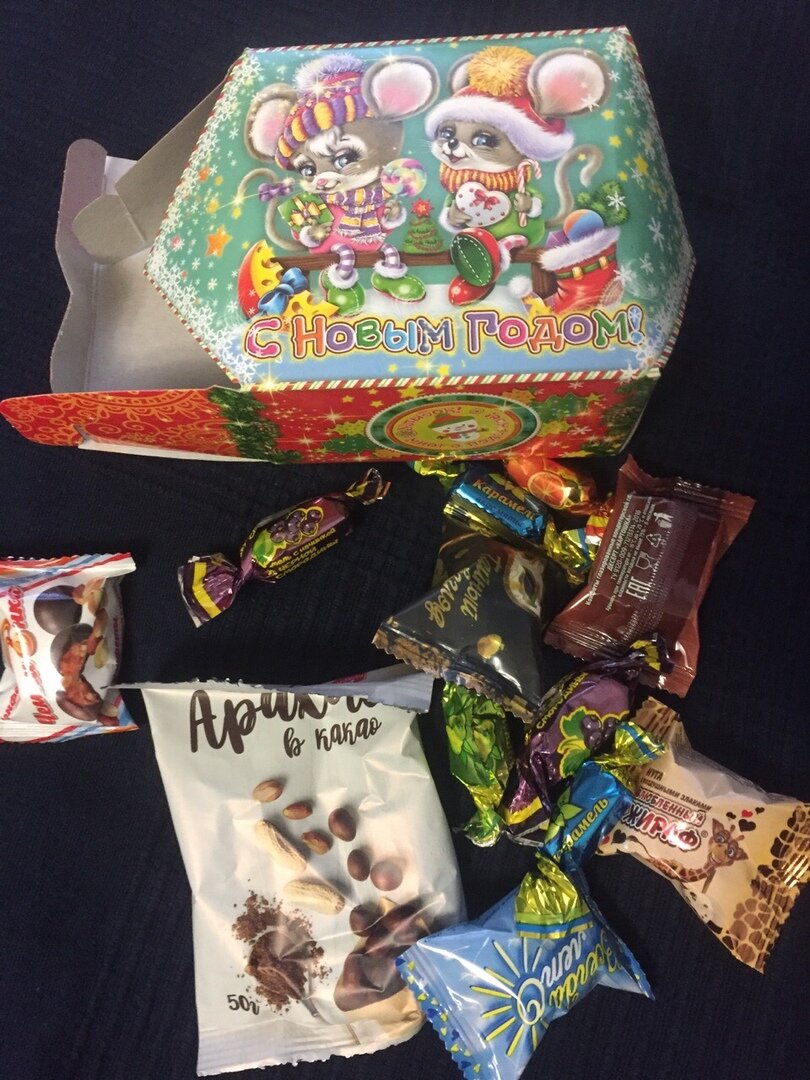 Размер угощения с "пястку",там ещё 2 конфетки не вошли в кадр