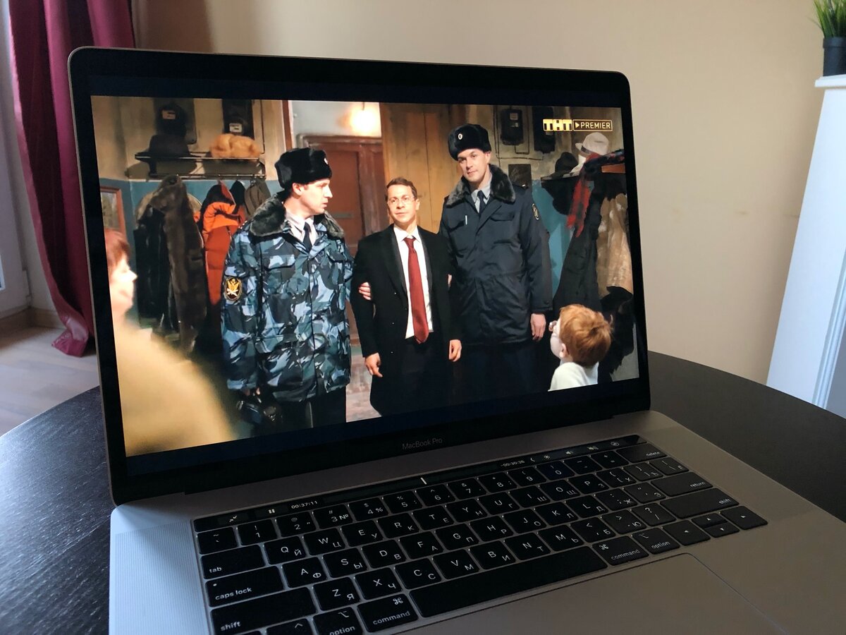 Залип у монитора и посмотрел сериал за 3 дня (12 серий).