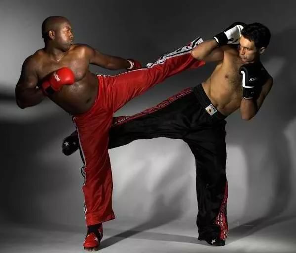 

Что такое кикбоксинг? Некоторые специалисты считают его самым зрелищным видом спорта. Они объясняют это тем, что в данном единоборстве присутствует симбиоз ударов (kick) и боксирования (boxing). Отсюда и название. Правила и техника взяты из бокса, а броски, подсечки и удары ногами - из восточных единоборств. В данной статье мы подробно расскажем о том, что такое кикбоксинг.

История
Это единоборство появилось в 1960–70 годы минувшего столетия. Родиной кикбоксинга является США, так как первые соревнования для разноплановых бойцов «Все стили карате» и «Полноконтактное карате» состоялись именно там. Говорят, что название единоборству придумал Чак Норрис – многократный чемпион мира по кикбоксингу. Тогда же был принят и регламент состязаний. Поначалу они проходили в Америке, а потом стали проводиться и в других странах. На турнирах была масса болельщиков и призовые фонды регулярно повышались.

Популярности кикбоксинга во многом содействовали чемпионы и голливудские актёры в одном обличии – Чак Норрис, Бенни Уркидес и Дон Уилсон. Новый вид единоборств обрёл известность ещё и потому, что вобрал лучшее из карате, тхэквондо, ушу, английского и тайского бокса. А зрительские симпатии кикбоксинг получил за полноконтактные схватки: не запрещалось бить ни в голову, ни в корпус. Наоборот, разрешалось это делать в полную силу и ногами, и руками. В 1974 г. была основана первая профессиональная федерация кикбоксинга (РКА). Этот год и можно считать официальной датой появления единоборства. А спустя всего пару лет своя федерация кикбоксинга (WAKO) появилась и в Европе, где данный вид спорта быстро прижился. Сейчас это уже старейшая организация для бойцов-любителей, объединяющая под своей эгидой 89 стран.
Основные правила
В отношении правил кикбоксинг существенно эволюционировал за годы своего существования. Вначале это был установленный минимум: в ринге разрешались броски, подножки, захваты, подсечки, а также любые удары как руками, так и ногами. Позднее ввели правило «8 ударов», когда в ходе раунда кикбоксёр должен был нанести не меньше восьми ударов ногами. Это придало бы поединкам зрелищность. Сейчас правила изменили в сторону «6 ударов». Также бойцы не могут проводить броски, захваты и наносить удары локтем и коленом.

В данный момент соревнования по кикбоксингу проводятся с учётом весовых категорий, которых раньше просто не существовало. А каждые два года бойцы-любители принимают участие в чемпионатах мира и континентальных первенствах, где применяют олимпийскую систему отбора. А вот у профессионалов всё иначе. У них главное – это доказать, что ты лучший. Для этого в каждой весовой категории проводятся рейтинговые бои. Тот, кто победит в большинстве поединков и наберёт наивысший балл, получает право на вызов действующего чемпиона по кикбоксингу. Бой проходит в ринге. У любителей победитель определяется в 3 двухминутных раундах, а у профессионалов – в 6-8 по две минуты. Как правило, протяжённость поединка за звание чемпиона составляет 12 раундов.

Школы, направления, стили
Сложно перечислить все направления и стили современного кикбоксинга. Мы назовём его главные разновидности, имеющие в правилах существенные отличия: это европейская, американская и японская (К-1). Как раз последний вариант является сегодня наиболее популярным. К-1 появился в Японии в 1993 году, превратив традиционный кикбоксинг в этой стране в одно из самых развитых боевых искусств в мире. К-1 является гремучей смесью тхэквондо, саньда, карате и других единоборств.

Организацией соревнований по кикбоксингу занимается японская компания FEG (Fighting and Entertainment Group). Сначала лучшие бойцы отбираются по итогам региональных соревнований. Ну а победитель определяется на ежегодном турнире К-1 Мировой Гран-при. И если в Европе данный вид единоборств уже давно полюбился, то в США бои К-1 проводятся исключительно в Лас-Вегасе или Гонолулу. В большинстве штатов они находятся под запретом.
Специфика японского кикбоксинга
Чем же прельщает фанатов К-1? Поклонники японского кикбоксинга не могут точно определиться: зрелище это или всё-таки спорт. К-1 нельзя назвать жестоким из-за достаточного количества введённых правил. Бой идёт 3 трёхминутных раунда. Если за это время не определится победитель, будет назначен решающий раунд. Если оба спортсмена синхронно упали на канвас и не могут встать, объявляется ничья. В К-1 действует правило трёх нокдаунов. В этом случае победа достаётся техническим нокаутом. Зрителей завораживает происходящее на ринге, потому что они видят, как много усилий прилагают кикбоксёры в боях под эгидой К-1. Ничьи довольно редки. Чаще всего один из спортсменов оказывается в нокауте.
Экипировка
Посмотрев чемпионат мира по кикбоксингу, можно моментально определить, профессиональный он или любительский. В первом случае спортсмены выступают с голым торсом и минимумом экипировки: капы, паховые раковины, протекторы на ступни, перчатки и шорты. В любительском чемпионате по кикбоксингу к перечисленным видам защиты добавляются щитки для голени, шлемы и майки. Для девушек предусмотрены грудные протекторы. В любительские боях средства защиты являются обязательными. Иногда, при достижении обоюдной договорённости, протекторы для ног используются и в профессиональных поединках.
Техника
Сложно понять, что такое кикбоксинг, пока не ознакомишься с техникой данного единоборства. Она включает в себя несколько разделов: защиты, подсечки, удары, перемещения и стойки. В процессе подготовки бойца каждому из них уделяется достаточно внимания. Они не могут существовать раздельно, так как тесно взаимосвязаны. Техника представляет собой строгую систему правил и несоблюдение одного незамедлительно влечёт провал другого. Например, недостаток быстроты не позволяет кикбоксёру эффективно и свободно наносить удары. Заметив этот пробел в технике, его соперник легко перехватит инициативу и завершит поединок в свою пользу.
Преимущества
По сравнению с другими боевыми искусствами в кикбоксинге используются разные нагрузки. А не только те, что направлены на развитие мышечной массы. Давайте подробней рассмотрим, что такое кикбоксинг, с точки зрения его преимуществ. Итак, данный вид спорта развивает:

Мускулатуру. Тренировки могут проходить как в паре, так и без. При этом используется и подвижное, и неподвижное оборудование: подвижные цели, щиты, макивары, подушки и так далее. Всё это формирует красивую мускулатуру. Недаром кикбоксёры имеют такую атлетичную фигуру.
Выносливость. Отжимания, выпады, приседания, отработка ударов ногами и руками – вот далеко не полный список упражнений, которые выполняют на тренировке спортсмены. Все они прекрасно развивают выносливость.
Координацию. Её вырабатывают занятия со скоростной грушей. Есть два режима занятий: анаэробный и аэробный. В независимости от вида кикбоксинга их используют одновременно. Например, бег – это аэробное упражнение, а прыжки со скакалкой относятся к категории анаэробных занятий. Преобладание того или иного режима будет зависеть от личных целей спортсмена.
Гибкость. Упражнения на это качество обязательны в кикбоксинге. Они делают удары более качественными и точными.
Моторику. Её развивают активные перемещения по рингу. Боец находится в движении постоянно.
Таким образом, тренировки по кикбоксингу развивают качества, которые вполне могут пригодиться и в обыденной жизни. К тому же это великолепная профилактика стрессоустойчивость
Интересные факты
С английского языка слово «кикбоксинг» переводится как «бой с пинками».

Женский кикбоксинг берёт своё начало в 1985 году.

В 1989 г. на экраны вышла картина «Кикбоксёр» с Мишелем Кесси и Жаном-Клодом Ван Даммом. Марк Дакаскос снялся в пятой части данного фильма.

В своё время в кикбоксинге выступали Александр Поветкин и Виталий Кличко.

Во второй половине 20 века в Америке активно развивался кинематограф. Особо популярными в то время были боевики, звездой которых стал Брюс Ли. В связи с этим многие завершившие карьеру кикбоксёры перешли в актёры, каскадёры и постановщики трюков. Они регулярно демонстрировали на экранах приёмы своего стиля.

