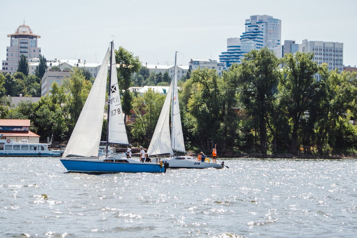 Обычная парусная яхта - мачта, паруса, ветер... Самара
