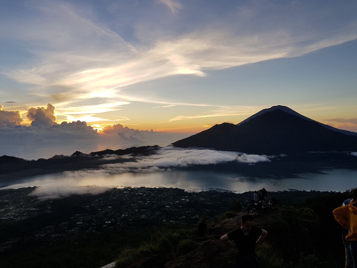 Батур бали. Вулкан Батур на Бали. Гора Батур на Бали. Рассвет на вулкане Батур. Бали вулкан Батур рассвет.