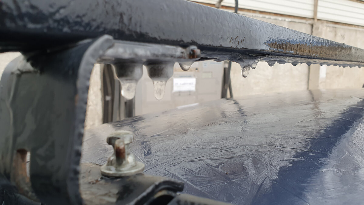 У меня стоит багажник на крыше, вот какие сосульки повисли в миг))