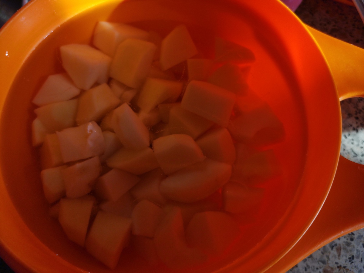 Чистим картофель, нарезаем кубиком.
