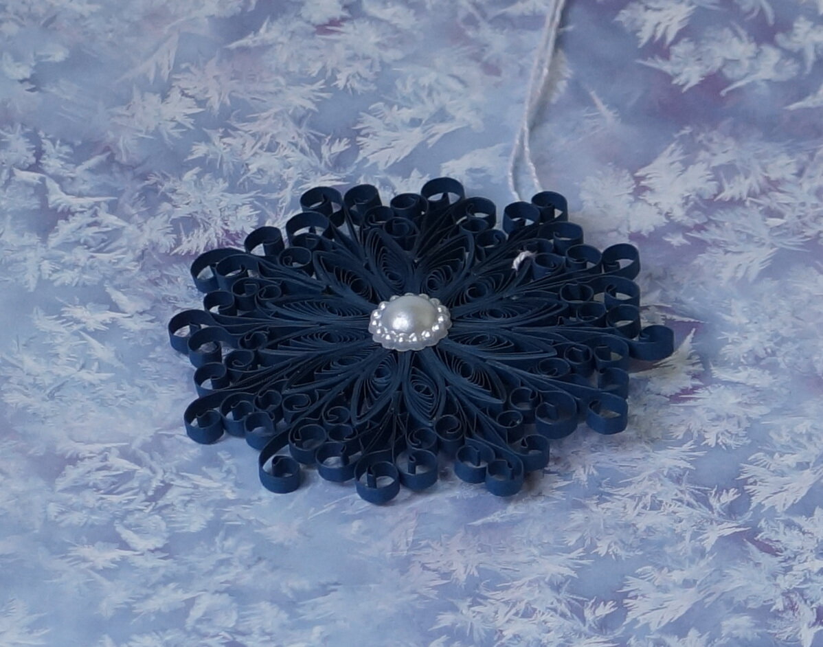 Темно-синяя снежинка в технике квиллинг (бумажная филигрань). Фото мои.