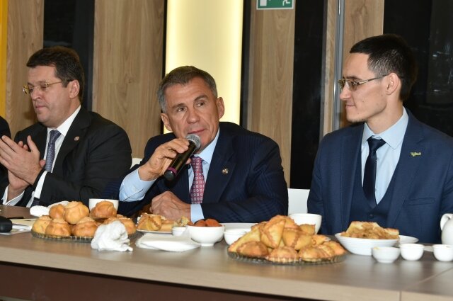 На столе - выпечка в виде треугольника эчпочмак. Фото: с сайта Правительства РТ