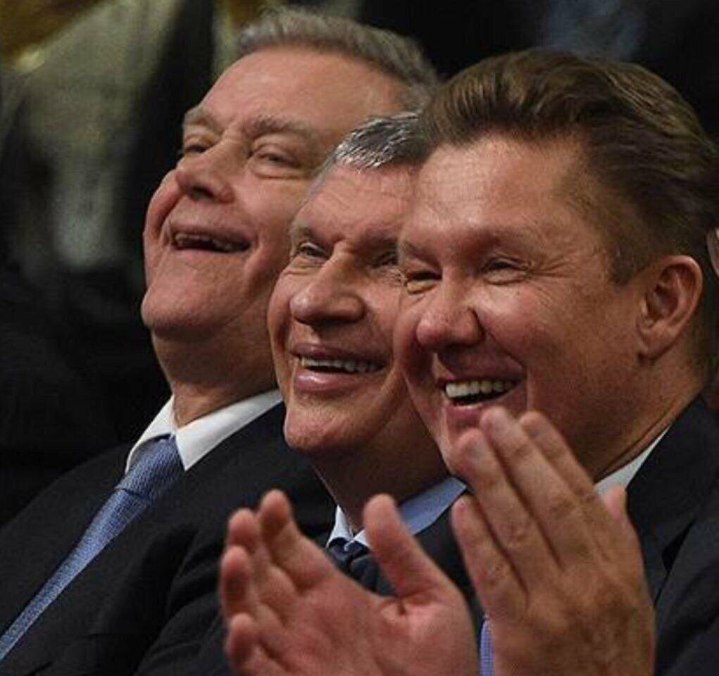 Тоже вопрос к власти, как считаете? А если разобраться то таковых окажется совсем не так уж много, если сопоставить всех кто живёт ныне на Руси, то бишь в России.Яне буду жонглировать цифрами и статистическими выкладками, как я понял они ни кого не убеждают и мало кто им верит. Просто хочу поделиться с Вами, дорогие россияне, своими скромными соображениями и мнением. Так давайте перейдём к нашим баранам,)) В процентном соотношении реально богатых в стране около 1-2% это грубо говоря без претензий на точность, к стати, примерно такое соотношение во многих капиталистических странах, только вот в тех странах богатыми становились по наследству, из поколения в поколение, конечно бывают исключения, но они лишь подтверждают правило. А что у нас? А у нас богатые выросли как грибы, внезапно, вдруг, ниоткуда! А что кто то не согласен? Только развалился СССР в 91г, сразу наш властный олимп наводнили советники, эксперты, из америки, помогать (выправить нашу экономику), подорванную ими же, путём различных схем и политтехнологий. Наш лидер Е.Б.Н. которому больше подошла бы должность прораба на средней стройке, а не лидером России, собрал вокруг себя молодых (экономистов) и по своей полной, мягко выражаясь, некомпетентности, отдал все экономические вопросы в их честные руки!И началось! Разлад и шатание в стране, писать о тех страшных годах я не буду, взрослые люди и так всё помнят, а молодёжь при желании может всё это прочесть и увидеть в интернете. Я просто хочу высказать своё видение этого вопроса, Кому на Руси жить хорошо? Так вот жить на Руси хорошо Путину и всей его гоп компании под названием  "Озеро"Ни какой конкретики, просто люди которым доверяет Путин, которые его друзья по жизни, говоря образно, "особы приближённые к императору"Но и это можно понять, доверенные люди надёжней, но во всём хороша мера! Чубайс, который посадил весь российский народ на голодный паёк, образно, обул всех в лапти, путём грабительской приХватизации. Продал всем ваучеры по 25р и пообещал что доля каждого ваучероносца в пироге народного благосостояния, будет ровна стоимости двух автомобилей "волга" это около 30тыс руб когда з/п в среднем была 100руб. Ровно через год срок действия ваучера прекращался и люди в большинстве не решившие вложить ваучер в какое либо акционерное общество решили продать их тем многочисленным покупателям этих бумаг которых наняли особо одарённые или информированные мошенники. Я свой ваучер продал перед новым годом за 18000руб, это после деноминации рубля на 1000% то есть я проиграл свои 7000тыс руб! Вот моя доля в народном пироге!Вот так нас ободрали при Е.Б.Н! Потом пришёл Путин, народ принял его  с воодушевлением, он начал энергично наводить порядок после ельцинского беспредела, остановил войну в чечне начали по тихоньку выплачивать зарплаты и пенсии, благо этому способствовали цены на нефть и газ. Народ поверил ему но с каждым годом росло расслоение между его окружением и приближёнными и народом особенно в провинции и простых рабочих и крестьян которые остались без работы. И эта тенденция продолжается несмотря на недовольство народа и тотальную бедность. Путин не слышит народ или не хочет слышать. Вечные сказки о нацпроектах которые ничего не изменяют в жизни людей но очень резко повышают состояния нуворишей от власти и чиновничества которые превратились в особую касту неприкасаемых неподсудных и безупречных! До сих пор чубайс сидит на хлебном месте развалив всё чем занимался ранее Всю энергосистему, теперь гребёт бабло из другого безконтрольного корыта Рос нано, результатов ноль вложений море! Причина известна всем в России, поддержал Путина в трудную минуту, оставил во власти, в администрации президента. Конечно благодарность хорошее качество но не за счёт же народа!?  Примеров таких море, о них все интересующиеся могут почерпнуть из инета, но вопрос к власти остаётся острым и с каждым днём остреет! ДО КОЛЕ!? КОГДА ОПОМНИТЕСЬ?КОГДА НАЖРЁТЕСЬ?! ХОРОШО ЕСЛИ НЕ ОПОЗДАЕТЕ!!!!!!!