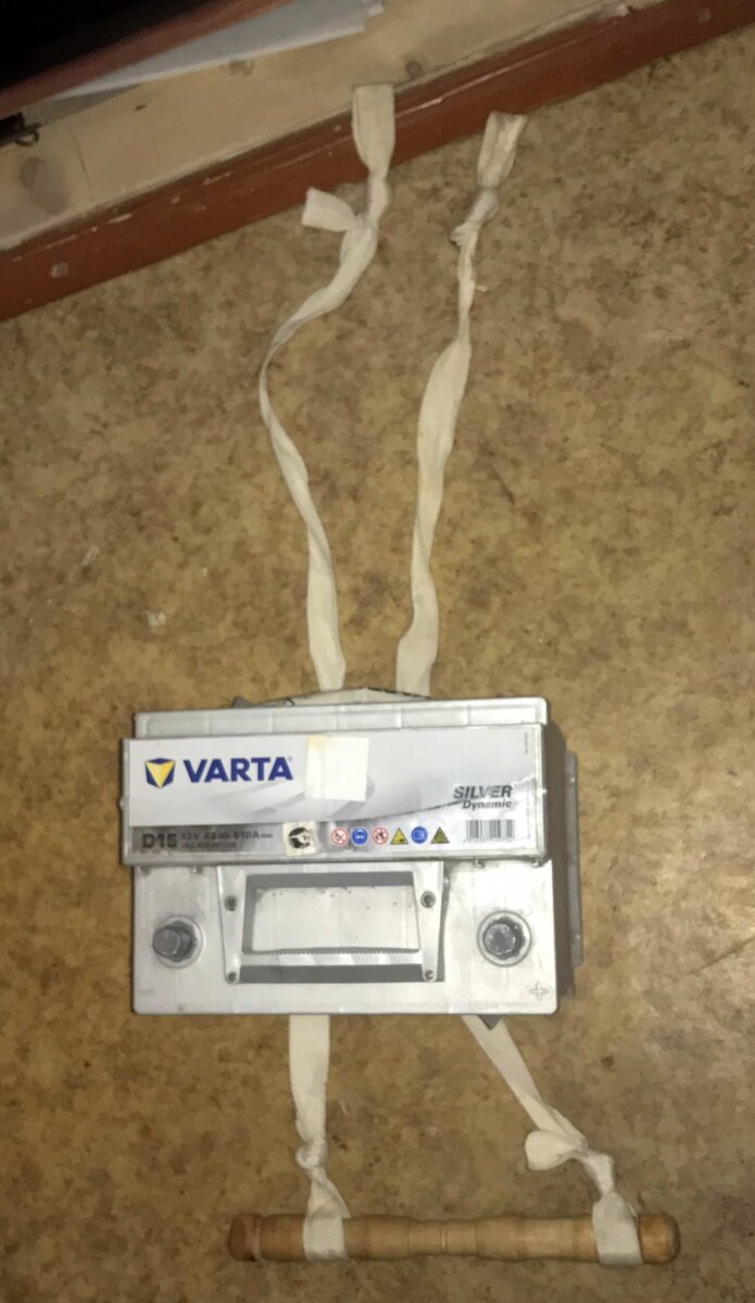 На обоих концах веревки завязал петли.