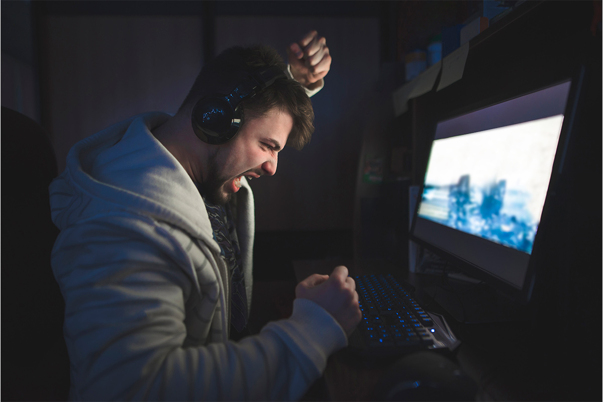 She plays computer games. Компьютерные игры для мужчин. Парень в компьютерной игре. Нервный геймер. Злой геймер.