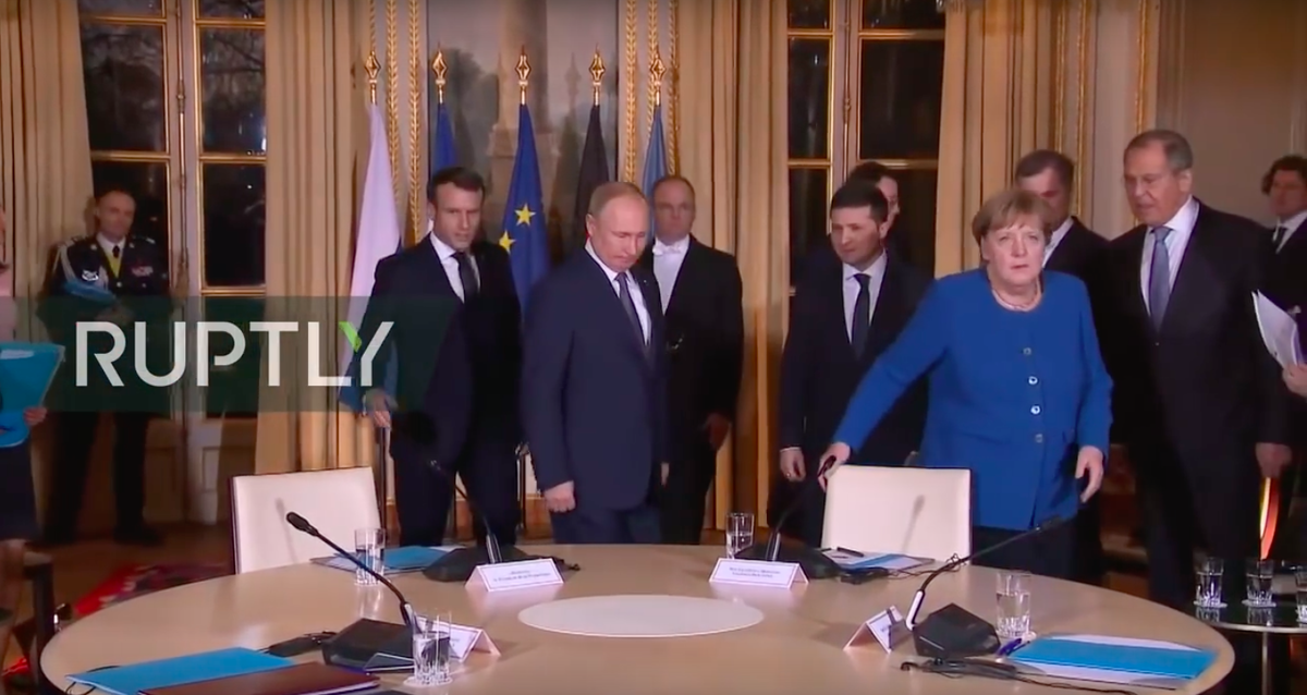 Кадры RUPTLY /Зеленский пытается сесть на место Путина