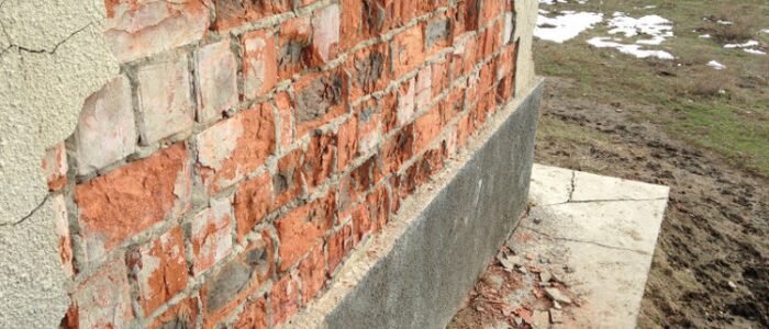 Расчистка трещин в кирпичной кладке. Трещины в кирпичной кладке. Кирпич разрушается что делать. Высолы плесень. Выветривание кирпичной кладки.